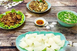 Bữa chiều đầy đủ dưỡng chất với sườn non rim mặn, gà rang gừng