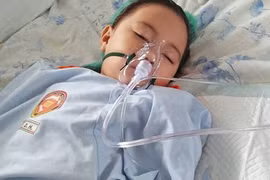 Kinh hoàng khi thấy bác sĩ lôi ra thứ này từ mũi của con