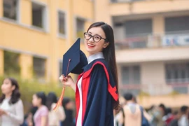 “Chị ong vàng” Thúy Quỳnh bị trai lạ “gạ” bán ảnh khỏa thân giá 800 triệu