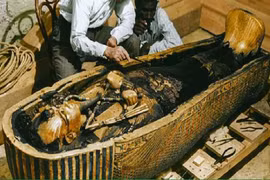 Khoảnh khắc mở quan tài chứa xác ướp vua Ai Cập 3.000 năm