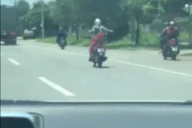 Video: “Nữ quái” phóng xe máy buông tay gây kinh hãi ở Bình Dương
