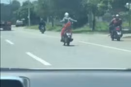 Video: “Nữ quái” phóng xe máy buông tay gây kinh hãi ở Bình Dương