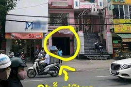 Gái xinh mua quà lưu niệm, ngớ người khi bị thu phí gửi xe 200k