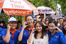 Phương Mỹ Chi và dàn sao showbiz động viên tinh thần các sĩ tử