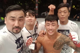 Võ sĩ Hàn Quốc cứu người phụ nữ khỏi chó dữ