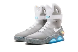 Không tưởng: Đôi giày thể thao được bán đấu giá hơn 3,7 tỷ đồng