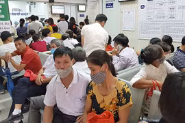 Sốt xuất huyết 19 người chết: Trưng dụng hội trường, BS ngồi hành lang