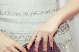 Á Hậu Tú Anh tỏa sáng rực rỡ nhờ vật không ngờ đến