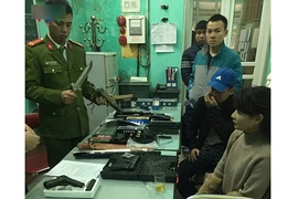 Bán công khai dùi cui điện, dao bấm ở chợ Móng Cái