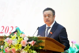 Chủ tịch UBND TP Hà Nội Trần Sỹ Thanh trao Huy hiệu Đảng các đảng viên lão thành