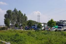 Hải Dương: Một hộ dân ngang nhiên san đất thủy lợi...làm bãi xe 