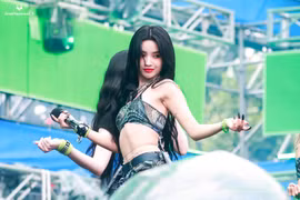 Nữ thần tượng liên tục bị chỉ trích mặc đồ 'như không mặc gì'