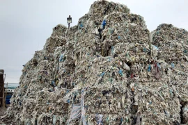 Cận cảnh “núi” rác thải nhựa của công ty Huy Hoàng khiến dân lo ngại 