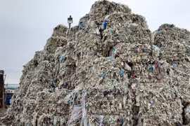 Cận cảnh “núi” rác thải nhựa của công ty Huy Hoàng khiến dân lo ngại 