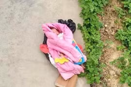 Hải Dương: Bé gái sơ sinh đẹp như thiên thần bị bỏ rơi ven đường