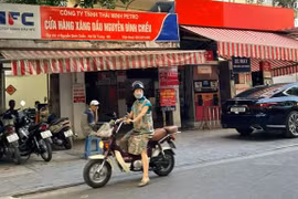 Cây xăng đóng cửa, người Hà Nội phải mua 30.000 đồng/lít ở vỉa hè