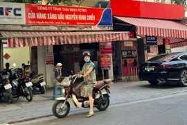 Cây xăng đóng cửa, người Hà Nội phải mua 30.000 đồng/lít ở vỉa hè