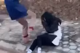 Nữ sinh trường Cao đẳng nghề Hải Dương bị bạn đánh dã man