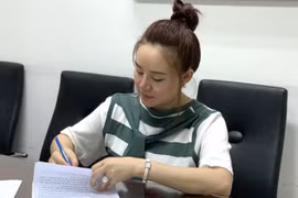 Ca sĩ Vy Oanh nói gì về việc tố giác khiến bà Hằng... xộ khám?