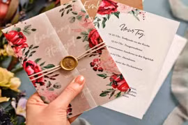 Tôi bàng hoàng không dám cho chồng xem quà cưới người yêu cũ tặng