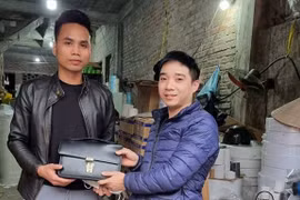 Niềm vui người nhặt được cặp da đầy tiền tìm trả người đánh mất