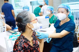 Bộ Y tế: Hàng chục tỉnh, thành tiêm vắc xin COVID-19 mũi 3, mũi 4 thấp