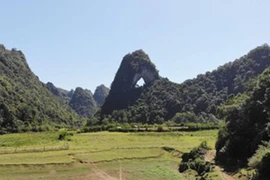 Độc đáo núi Thủng, được xem là mắt của Thần Núi ở Cao Bằng 