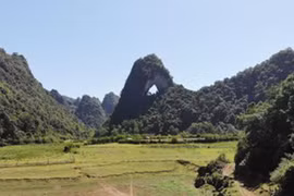 Độc đáo núi Thủng, được xem là mắt của Thần Núi ở Cao Bằng 