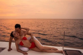 Phương Trinh Jolie bị chê 'tục tĩu' khi mặc mỗi nội y đội voan cô dâu