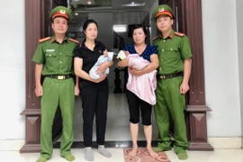 Hải Dương: Hai bé sơ sinh đặt trong túi nilon bỏ trước nhà dân