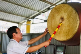 Chuyện tình đẹp với nữ giáo viên của người 38 năm đánh trống trường