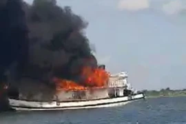 Hải Dương: Tàu du lịch Quảng Ninh bốc cháy ngùn ngụt trên sông Thái Bình