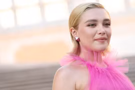 Minh tinh 'Black Widow' lăng xê mốt không nội y