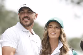 Vị hôn thê xinh đẹp của Brooks Koepka khoe dáng đẹp bốc lửa