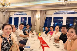 Bố mẹ chồng Lê Âu Ngân Anh sống sang chảnh, du lịch khắp nơi