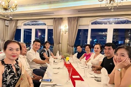 Bố mẹ chồng Lê Âu Ngân Anh sống sang chảnh, du lịch khắp nơi