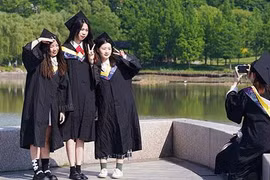 Người trẻ mới tốt nghiệp ở Trung Quốc ‘đỏ mắt’ tìm việc