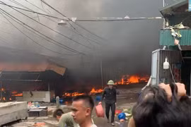 Hưng Yên: Cháy lớn tại chợ Ngọc Lịch
