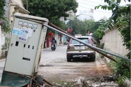 Cận cảnh hàng chục bốt điện “chống nạng”, nằm giữa đường... chờ giải cứu