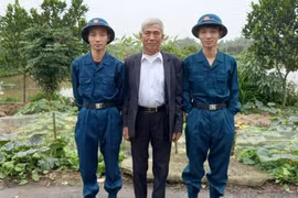 Hải Dương: Xúc động cặp song sinh mồ côi mẹ tình nguyện viết đơn nhập ngũ