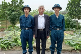 Hải Dương: Xúc động cặp song sinh mồ côi mẹ tình nguyện viết đơn nhập ngũ