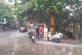 Hải Dương: Đi xe mô tô không MBH, kiểm tra phát hiện ma túy 