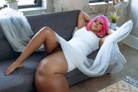 Cô gái sở hữu chân trái nặng 45 kg trở thành người mẫu