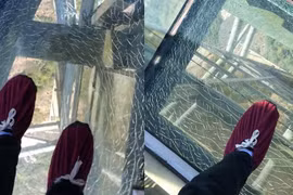 Hoang mang tin đồn “cầu kính cao nhất Việt Nam bị nứt"