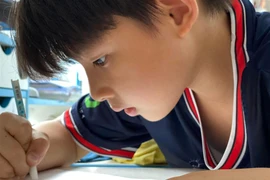 Con trai Đan Lê - Khải Anh vã mồ hôi khi viết giấy vay nợ