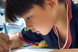 Con trai Đan Lê - Khải Anh vã mồ hôi khi viết giấy vay nợ