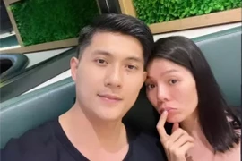 Lệ Quyên mặt mộc kém sắc vẫn được phi công trẻ âu yếm ở sân bay