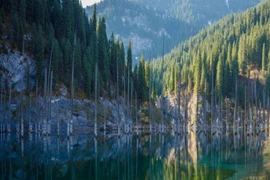 Hồ nước với tên gọi đáng sợ nhưng mang vẻ đẹp siêu thực