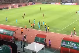 Video: Bị khiêu khích, cầu thủ Thái Lan lao vào đấm HLV đội bạn
