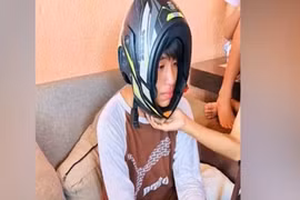 Video: Khóc tiếng mán vì không cởi được mũ bảo hiểm